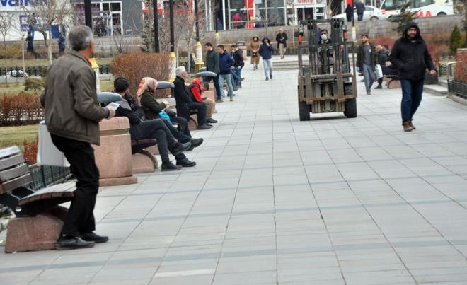 Bu srada baz kiilerin, son ana kadar oturup, bir banktan dier banka geip, almalar izledii grld.