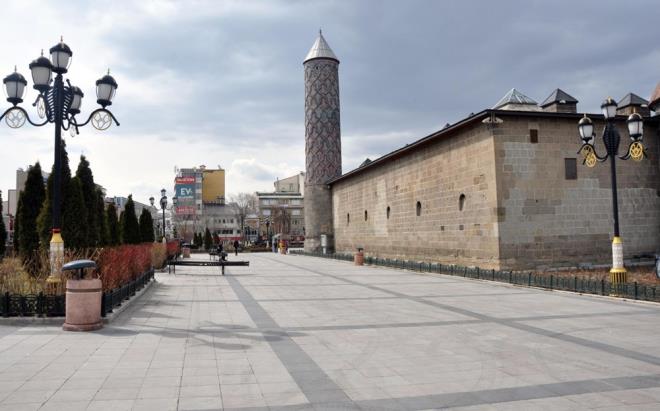 Banklar sklnce bu kez de meydandaki yeillik alanlara girilmemesi iin zabta ekipleri, erit ekerek, nlem ald.