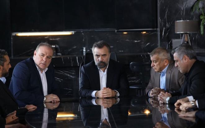 Ekranlarn fenomen dizisi Ekya Dnyaya Hkmdar Olmaz'da yaanan st ste ayrlklar sonras ekibe bomba bir ismin gelecei renilmiti. Geen hafta kadroya dahil olaca renilen yllarn usta oyuncusu Ali Srmeli'nin yeni blm fragmannda yer almas herkesi heyecanlandrd.