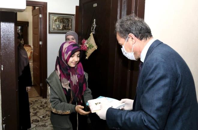 Adyaman Belediyesi &#8216;evde kal' arlarna destek iin nemli bir sosyal projeyi hayata geirdi. Adyaman Belediyesi sosyal medya hesaplarndan &#8216;evde kal' arsna uyan vatandalara &#8216;evlere kitap servisi' uygulamas balatt. Bu anlaml ve gzel etkinlii sosyal medya hesabndan &#8216;Haydi Adyaman Kitap Vakti' bal ve #EvdeKalOku hashtagiyle duyurdu.