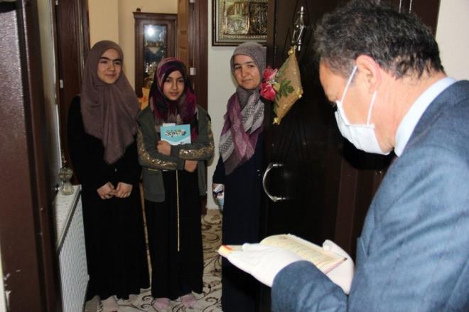 Bakann kitap takdim ettii Stk Bayraktar, uygulamann ok gzel bir uygulama olduunu belirterek, &#8220;nsanlarn evde canlar sklyor. Bizler iin u an dar kma yasa var. Ondan dolay da bakanmzn byle bir uygulama balattndan dolay bir kitap talep ettik. Bakanmz onu bize kadar getirdi. ok teekkr ediyoruz, bu uygulamann devamn bekliyoruz&#8221; diye konutu.