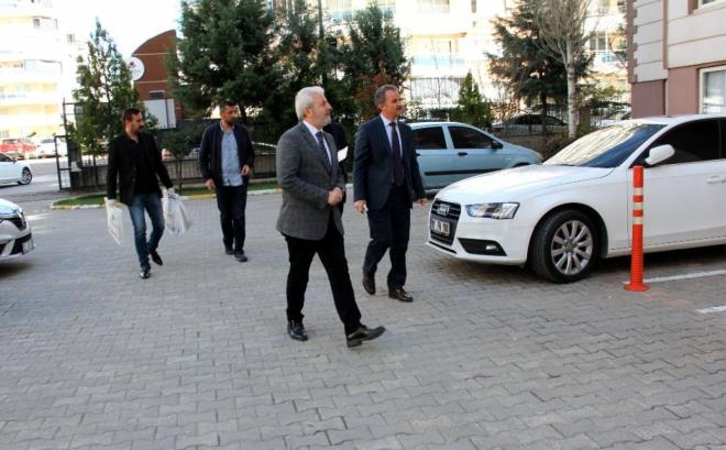 Adyaman Belediye Bakan Dr. Sleyman Kln kitap talep eden ilk iki aileyi kitaplar kendisi gtrd. Kltr Mdr Hakan zncel ile birlikte bakan Sleyman Kln, Stk Bayraktar ve Sunahan zdemir'e kitaplarn teslim etti.