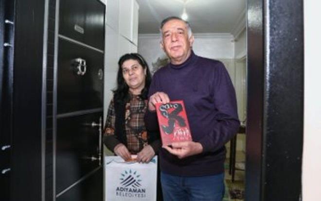 Adyaman Belediyesi korona virsnden dolay "evde kal" arsna destek iin evlere kitap servisine balad.