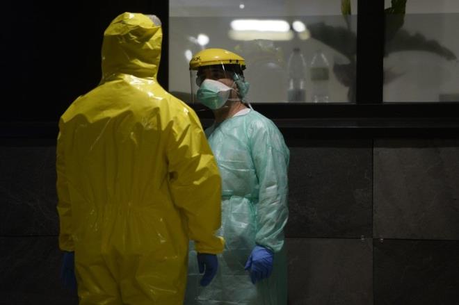 SALIK BAKANLII'NDAN TARH HATA    <br>spanya'nn Bask blgesindeki Haro kasabas karantina altnda bulunduu srada, spanya Salk Bakanl Acil Salk Hizmetleri ve Uyarlar Koordinasyon Merkezi Direktr Fernando Simon, basn toplantsnda Dnya Kadnlar Gn'ne katlmann virs bulatrmada risk oluturup oluturmayaca sorusuna u cevab verdi: "Eer olum bu soruyu bana sorsa, unu sylerdim, sana kalm, istediini yap."  <br>  BAKAN VE PART LDER CORONAYA YAKALANDI<br>    Bu aklamnn ardndan Dnya Kadnlar Gn etkinlikleri lke genelinde yapld, ar sac Vox partisi bakent Madrid'de miting dzenledi. O pazar gn Dnya Kadnlar Gn etkinliine katlan  bakanda corona virs pozitif kt. spanya Babakan Pedro Sanchez'in ei Begona Gomez gibi Vox lideri ve genel sekreteri de corona virs pozitif kervanna katld.    Peki Madrid'i tela ne zaman sard? 11 Mart'ta vaka says 1646'ya ykseldi. Bask blge hkmeti tm okul, niversite, mzeler ve bakm evlerini kapatma karar almt. Bundan bir gn sonra 12 Mart'ta Katalonya zerk Hkmeti 4 belediyede alan 70 bin kiiye 3 hafta izin verdi.