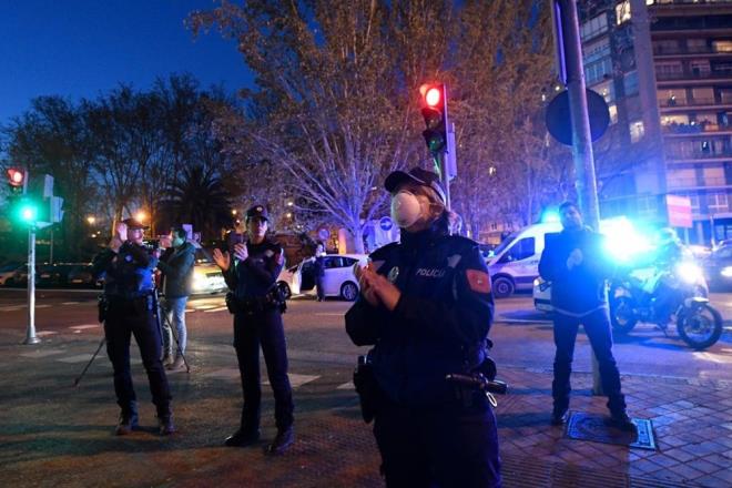 OLAANST HAL HLAL EDENE PARA CEZASI<br>    Olaanst hal gerei lke genelinde sadece hastaneler, eczaneler ve marketler ak tutulurken, metro, otobs, tren ve uak seferleri azaltld. Polis ve asker, sadece i yerinden belge alan vatandalarn dolamna izin verirken, olaanst hali ihlal edenlere para ceza veriliyor.    Babakan Pedro Sanchez, mecliste yapt konumada, siyasi partilerin koronavirse kar verilen mcadelede birlik olmas gerektiini belirterek, "Daha karanlk gnler yaayacaz ama kn nerede olduunu biliyoruz" dedi.    Sanchez, muhalefetteki baz siyasi partilerden gelen, Covid-19 ile mcadelede "lkedeki tm ileri durdurun ve serbest dolam tamamen yasaklayn" nerisini reddetti.