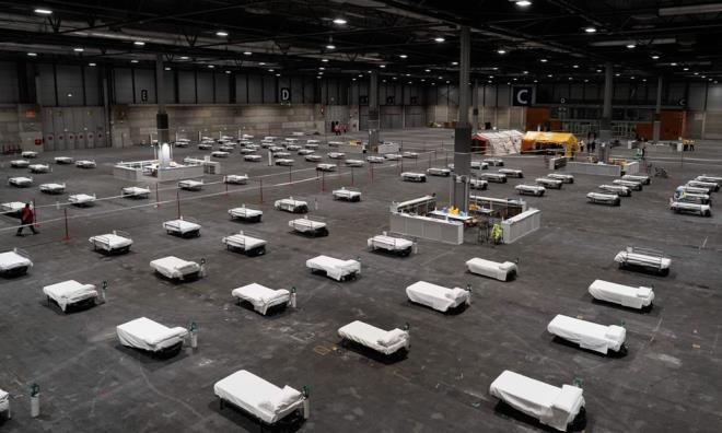 in, talya ve ran corona virs (Covid-19) nlemlerini artrarak, kentleri karantina altna alrken Avrupa'nn gney lkesi spanya'da 7 Mart'da lke genelinde Dnya Kadnlar Gn'n kutlamak iin yzbinlerce insan sokaklara akn etti. Yine ayn gnlerde lkedeki ar sac Vox partisi bakent Madrid'de protesto gsterisi yapmak iin 9 bin kiiyi bir araya toplad.  <br>  lke genelinde btn bunlar yaanrken, spanya'nn kuzeyinde La Rioja blgesinde yetkililer zor kararlar almak iin aba harcyordu. spanya'nn Bask blgesinde corona virs vakalar grlm ve yetkililer tedbir almak iin Haro isimli kk bir kasabay karantina altna almt. spanya genelinde 430 corona virs vakas vard ve bu vakalarn 60' toplu olarak bir cenaze trenine katldklar iin Haro kasabas karantinaya alnmt.