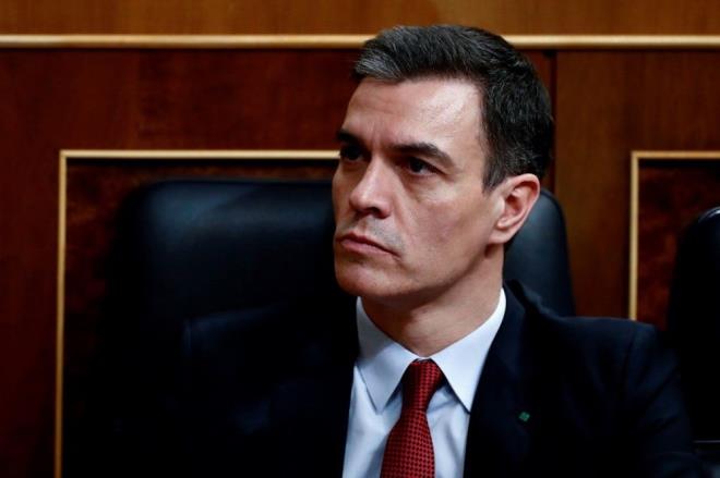 GE GELEN SOKAA IKMA YASAI 11 NSAN'A UZATILDI  <br>  Bu tedbir Babakan Pedro Sanchez hkmeti zerindeki basky arttrd, nk lke genelinde tuvalet kad yamalar balad. Bylelikle kk Haro kasabasndaki karantinadan bir hafta sonra Babakan Sanchez iki haftalk olaanst hal ilan etmek zorunda kald. spanya'da yeni tip corona virs (Covid-19) salgnyla mcadele kapsamnda 14 Mart'ta ilan edilen ve 29 Mart'ta sona erecek olaanst hal 11 Nisan'a kadar uzatld.    Ancak spanyol hkmeti nlem almakta ge kalmt. Corona virs vakalarn nlemek iin ordudan yardm istendi. Vaka grlen binalarn kaplarna asker dikilirken, hasta olan yallar evlerinde adeta lme terk edildi.