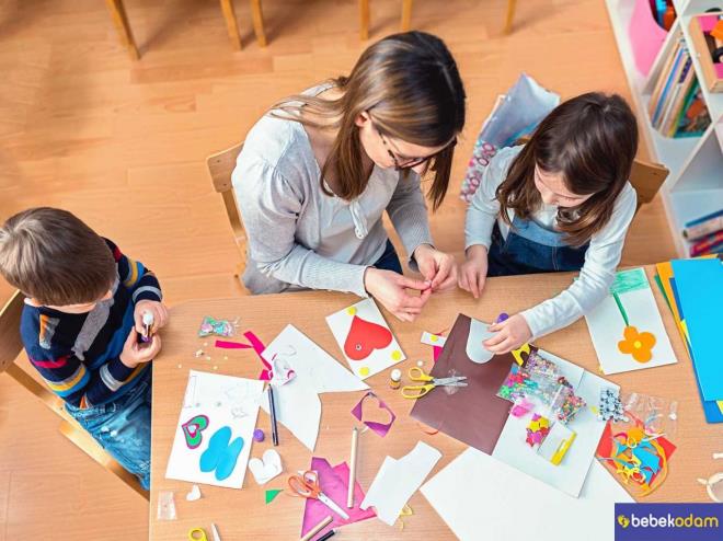 ocuunuzun yana uygun olacak ekilde ocua bir eyler retebilirsiniz. Merakna, ilgisine ynelik fotoraf ekmek, boyama yapmak, makasla kesmeler yapmak, geometri ekilleri retmek, renkleri retmek, zt kavramlar yaptrma gibi.