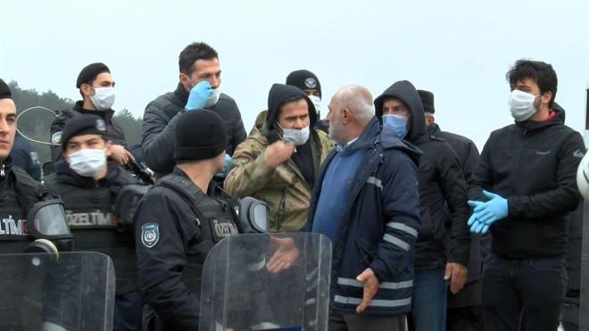 Baklac mahallesi sakinlerinin mezarln nnde toplanmas zerine blgeye gelen evik kuvvet ekipleri vatandalar mezarln nnden uzaklatrd.