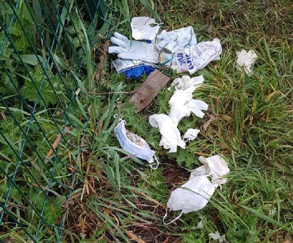 Vatandalar mezarlklarda yaplan defin ilemlerinin ardndan eldiven, maske gibi malzemelerin yerlere atldn syleyerek tepki gsterdi. Ayrca alanda baz aalarn kklerinden koparld da grld.