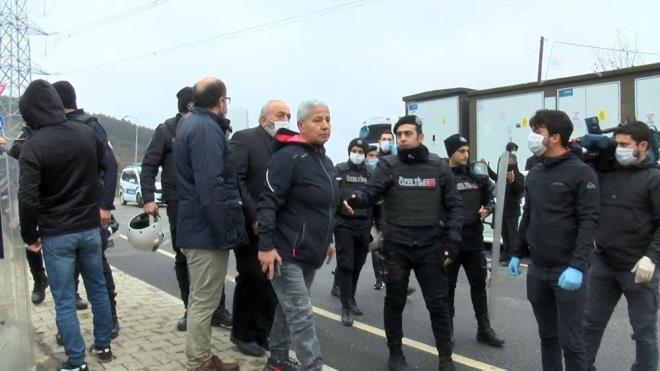 Bilim Kurulu ve Diyanet'in tavsiye ve kararlar dorultusunda, stanbul'da Kilyos ve Beykoz'da defin yerleri belirlendi. Koronavirs nedeniyle hayatn kaybedenler buralara gmlmeye baland. Beykoz'daki Baklaca Mezarl'na da definler yapld. Mahalleli isyan etti. Mezarlara tepki gsteren vatanda, ?ki gn nce burada gmler yaplmaya baland. ki gn nce 14, dn 10 tane. u anda da ak mezarlar var. Buras merkezi bir yer" dedi.