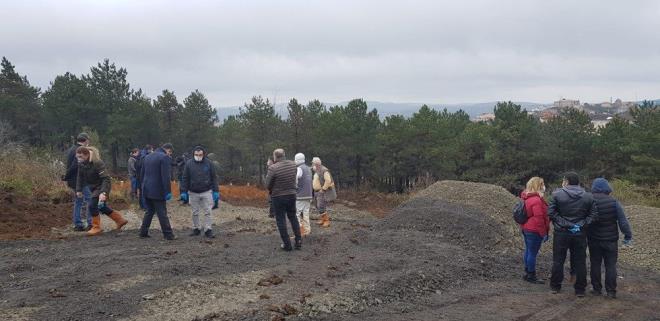 te yandan mezarln arka tarafnda ormanlk blgede bir i makinesinin alt grld.