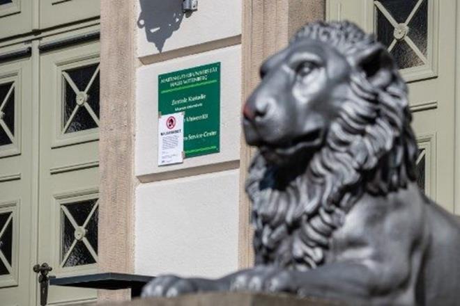 Almanlarn yzde 83&#8217; hkmetin getirdii kurallara uyduunu belirtirken, yzde 12&#8217;si ksmen kurallara uyduunu, yzde 2&#8217;si ise uymadn kaydetti. Alman hkmeti, salgnn yaylmasn nlemek iin pazar gn 2&#8217;den fazla kiinin bir araya gelmesini yasaklam ve restoran, otel, berber, kuafr, masaj salonlar ve benzeri iletmelerin kapatlmasna karar vermiti.