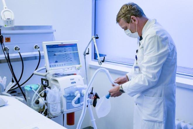 Solunum cihaz sknts niin nemli ve ne yaplmal?  <br>  Solunum cihaz skntsn nlemenin en belirgin yollarndan biri, ncelikle hastala yakalanan  insan saysn azaltmaktr. Koronavirse yakalanmamak iin sosyal mesafe ve hijyen kurallar dahil tm salk tavsiyelerine uymak gerekiyor.    Baz lkeler veteriner kliniklerinde hayvanlar zerinde kullanlan solunum cihazlarnn dntrlp dntrlemeyeceini aratryor. Uyku apnesi makineleri ve anestezik makineleri de seenekler arasnda yer alyor.    Kovid-19 gibi hayat tehdit eden ciddi vakalar ynetmekten sorumlu salk alanlar, solunum yetmezlii ekmesi beklenen ok sayda hasta iin uygun destei kullanma yetenekleri konusunda son derece endieli. u anda koronavirs (Kovid-19) iin dnya genelinde 900 bin solunum cihazna ihtiya duyuluyor. Bu kadar solunum cihaznn retilmesi zaman alacak.    Bunlar doru kullanmak iin de salk alanlarna ihtiya var. Salk alanlarnn talya ve spanya'da olduu gibi etik ikilemde kalarak, hangi hastaya solunum cihaz balanmal sorusuyla karlamamak iin nlemleri tm toplumun olmas ve sorumluluu herkesin yklenmesi gerekiyor. Burada sosyal mesafe ve izolasyon byk nem tayor.