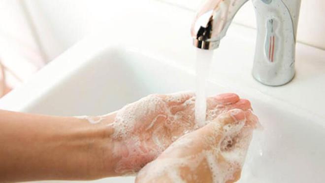 Market sonras kiisel hijyen temizliimiz nasl olmal? <br>    Eldiven ve maske bizde yanl bir gvenlik algs yaratmasn, evet bunlar tedbir amal kullanyoruz ancak bunlar kullandk diye eve dndmzde ellerimizi sabunla ykamazsak olmaz.