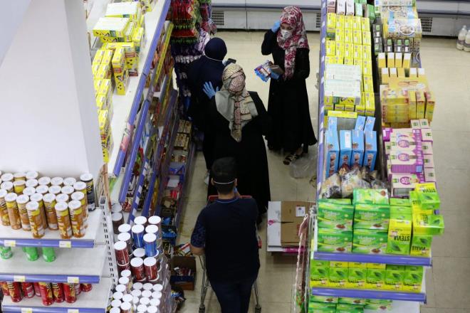 Markette alveri ncesi hijyen de en ok dikkat etmemiz gereken durumlar neler? Bunlar sralamak gerekirse nasl sralamalyz? <br>    Markete gitmeden varsa maske ve eldiven, yoksa kolonya ya da slak mendil ve mmknse kat mendil gibi nlemlerimizi yanmza alalm. Islak mendillerin alkol ierikli olmas gerekiyor tabi. Hasta olmasak bile tayc olabileceimizi ve virsn yaylmna yol aabileceimizi aklmzdan karmayalm.