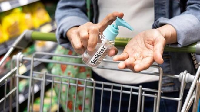 Ellediimiz paketli rnler, market arabalar, para ya da kredi kartlarmz da birer virs taycl asndan birer risk unsuru. Tm bu nedenlerle market ierisinde maske ve eldiven kullanm tavsiye edilmektedir. Ancak eer maske ve eldiven bulamyorsanz zlmeyin, ellerinizi yannzda gtreceiniz kolonya ile sk sk dezenfekte etmeniz de faydal olacaktr. Az ve burun blgesini herhangi bir atk, earp, boyunluk ya da slak mendil ile de rtebilirsiniz.