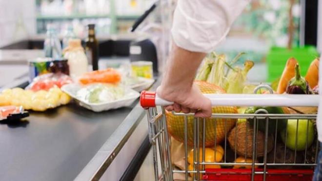 Alveri srasnda nelere dikkat etmeliyiz?   <br>  Markete tek bamza gidelim, yanmza ailemizden birini, eimizi dostumuzu almayalm. Alveri srasnda kalabalktan uzak duralm. rnleri elimizle deil gzmzle seelim. Eer nasl olsa eldiven taktm istediim yere dokunurum diye bakarsak bu yanl olur. Haprma, ksrme gibi durumlarda tek kullanmlk mendil ya da kolumuzun i ksmyla (dirseimizin ii ile) azmz kapatalm.