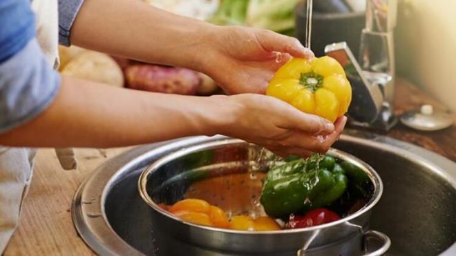 Kapal gdalar ve sebze-meyveleri nasl dezenfekte etmeliyiz?   <br>  Meyve ve sebzeleri zaten ykamadan tketmemeliyiz. Bunlar suyla ovarak ykamal, kurumaya brakmal, ardndan buzdolabna kaldrmalyz. Aldmz dier paketli rnleri de bu dnemde alkol ierikli slak mendil, kolonya, dezenfektan gibi malzemelerle temizlemeden evimize almamaya zen gsterelim. Bunun dnda alnan kapal gdalar amar suyu, klorak gibi maddelerle ykayanlar duyuyorum, buna gerek yok.