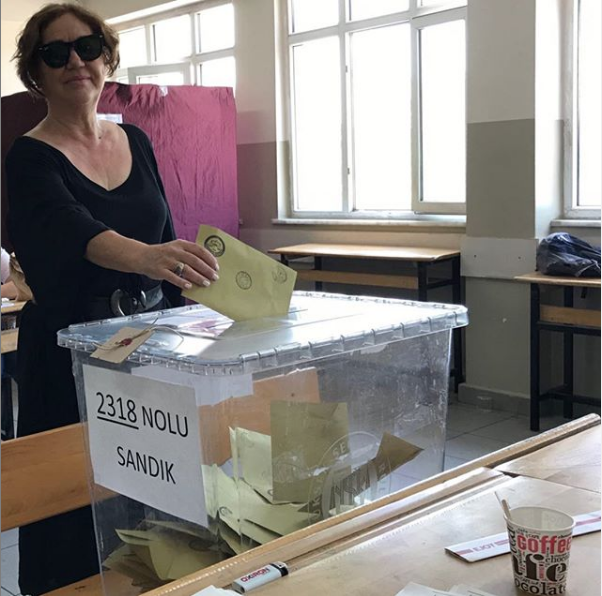 Nazan ncel, aklamasnda u szlere yer verdi:<br>    ''Sadece lkemizin deil tm dnyann ba etmeye alt Kovid-19 (Koronavirs) salgn ile ilgili her gn doru yanl bir ok haberle uyarldmz bu zor gnlerde hakkmda mnferit haber sitelerinde yaynlanan ve hastalkla ilgili baz semptomlar gsterdiim gerekesiyle hastaneye bavurup test yaptrdm ve bu testin pozitif kt ynndeki haberler aslsz olup ahsm ve sevenlerimi derinden zmtr.''