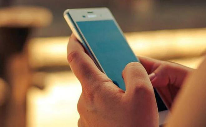 Uygulamayla ilgili veri ihlallerine dair kayglar, Apple iOS srmnn kullanclarn cihaz bilgilerini Facebook'a iletmesiyle de gndeme gelmiti. Facebook'ta profili olmayan kullanclarn dahi cihazlarna ait bilgiler Facebook'a gnderilmiti.