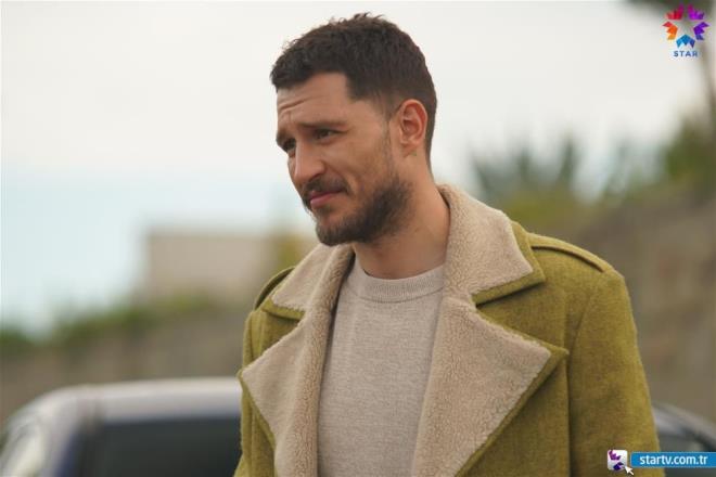 Uraz Kayglarolu zellikle son dnemin en ok konuulan oyuncularndan birisi oldu. Sefirin Kz dizisi ile dikkatleri eken oyuncu sinema filmi Eltilerin Sava ile de hayran kitlesini geniletti.