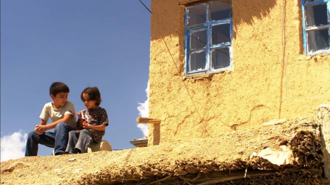 8. Uluslararas ocuk ve Gen Yetikinler Film Festivali&#8217;nde Jri dl alan Mommo Kz Kardeim filmi, yaln bir dille ky, kyn insanlarn, kardelerin ilikisini anlatan bir film.