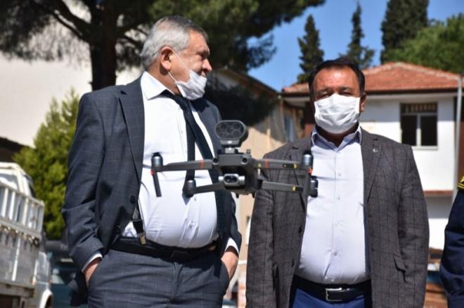 Karacasu Belediye Bakan Zeki nal ise "Karacasu Belediyesi olarak koronavirs ile ilgili olarak bizde tm ekiplerimiz ile birlikte almalarmz srdryoruz. Ekiplerimiz her gn ilemizde ilalama ve dezenfekte almalarn srdryor" diye konutu.