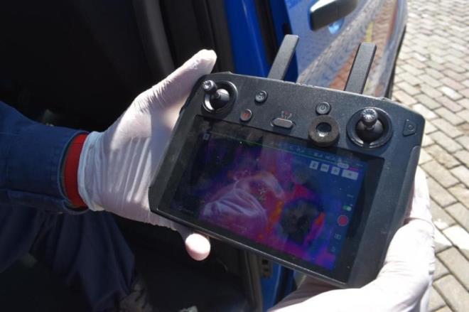 "DRONE LE ATE LMNE DEVAM EDECEZ"  Karacasu Kaymakam Ahmet Soley, koronavirs salgnyla mcadele iin almalarn srdrdklerini syleyerek, ''Karacasu ilemizde de drone ile ilk kez pazar yerimizde vatandalarmzn ate lmlerini gerekletirdik. Bu almamz bundan byle de proje kapsammzda umuma ak yerlerde, halkn kalabalk olarak bulunduu yerlerde drone ile vatandalarmzn ate lmlerini yaparak devam edeceiz. Atei yksek olan kiileri belirleyip, salk ekiplerimiz araclyla kontrol altna almaya alacaz" dedi.