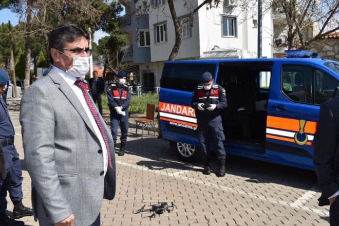 Dnyada hzla yaylan, Trkiye'de de grln corona virs salgnna kar Karacasu Belediyesi ekipleri, halkn youn olduu yerler ile pazar yerlerinde nlemlerini artrd. Hijyen almalarna nem verilirken, ilede drone ile ate lme uygulamas da balad. Karacasu Kaymakam Ahmet Soley'in mimar olduu proje kapsamnda ilede pazartesi gnler kurulan semt pazar ile Belediye Meydan'nda, drone ile vatandalarn atei llmeye baland. Proje kapsamnda Astsubay Jandarma avu Gani Canyurt tarafndan zerinde termal kameras bulunan drone ile 20 metre ykseklikten pazar yerinde ate lm yapld.