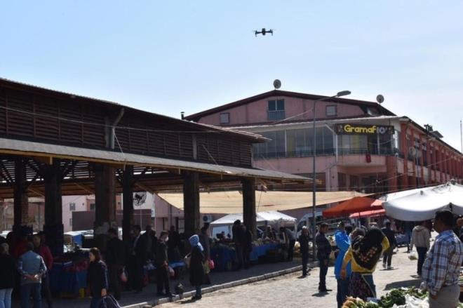 KAYMAKAM PROJEYE NCLK ETT  Pazar yerinde drone ile yaplan ate lm denetimine; projeye nclk eden Karacasu Kaymakam Ahmet Soley, MHP'li Karacasu Belediye Bakan Zeki nal, Karacasu le Jandarma Komutan Temen Onur zdemir, Karacasu le Toplum Sal Merkezi Bakan Hakan Soy, Karacasu Tarm ve Orman le Mdr Rahmi endalg, Karacasu Ziraat Odas Bakan sa Sevin ile salk personeli hazr bulundu. Denetleme srasnda drone ile Belediye Bakan Zeki nal'n da atei lld. Bakan nal'n ateinin 35.5 olduu belirlendi. Drone ile gn boyu yaplan ate lmnde olumsuz bir duruma rastlanmad. Denetim srasnda ambulansla bir salk ekibi hazr bekletildi.