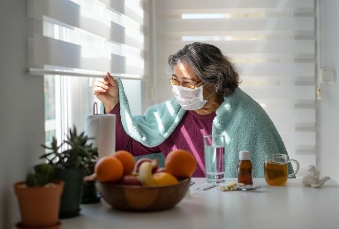 <p>KESP SAKLAYIN: Corona gnlerinde ne yiyelim, ielim?</p>                            1 - ekerden (sadece bakkal sekeri deil, her trl ekerli yiyecek ve iecekten), ar un ve niasta yknden uzak duralm.</p>  <p>  2 - Sebze meyve ve protein (yumurta, yourt, bakliyat) arlkl bir beslenme sistemi uygulamaya alalm.</p>  <p>  3 - Sebze seimlerimizde slfr zengini lahana, karnabahar, turp, roka, tere, soan, sarmsak daha bol ve sk bulunsun. Bunlar ierdikleri antioksidanlar, polifenoller, vitamin, mineraller ve posa zenginlikleriyle de gl yiyecekler.</p>  <p>  4 - Renkli ve taze sebzelere, zellikle krmz, mor, siyah renklilere (mor lahana, siyah fasulye ve mercimek, mor/siyah turp havuc) ynelelim.</p>  <p>  5 - Kkl sebzelere (yerelmas, kereviz, soan, sarmsak, pirasa, turp, pancar, havuc) ayrcalk tanyalm.</p>  <p>  6 - Su imeyi, mmknse de mineral zengini sert sular tercih etmeyi unutmayalm.</p>  <p>  7 - Sadece bedeni deil, ruhu da besleyelim. Ruha bol sevgi, hogr, iyi niyet, olumlu beklentiler ekleyerek 'huzurlu bir keyif hali' hedefleyelim. Huzurlu bir keyfin de daha ok manevi gc', zenginlik, daha fazla 'aidiyet duygusu' ve en az bunlar kadar da &#8220;Bu da geer yahu!" drts gerektirdiini bilelim.</p>