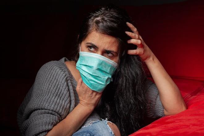 <p>SORU U: Neden bazlar daha ar hastalanyor?</p>                            1- Aldniz virs yk nemli. Virs yknz ne denli younsa iiniz o kadar zor.</p>  <p>  2- Genel salk durumunuz ciddi bir belirleyici. Kronik bir hastalnz varsa, rnein eker hastas, akcier hastas, organ yetmezlii olan, kanserli, hipertansiyonlu biriyseniz problemin byme ihtimali daha fazla.</p>  <p>  3- Erken tehis fevkalade etkili. Tani ne kadar erken konmusa sre o denli 'hafif', en azndan kontroll geiyor.</p>  <p>  4- Baklk gcnz ise en mhim belirleyici. Bakl gl olanlarda virsn hastalk ve hasar yapma ihtimali azaliyor. Ksacas uykunuz, egzersiz/aktivite alkanlnz, sakin ve huzurlu yapiniz ve tabii ki beslenme seimleriniz ooook mhim ayrntlar.</p>