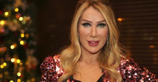 nl sanat Seda Sayan, Milli Dayanma Kampanyas'na 100 bin TL baladn aklad.