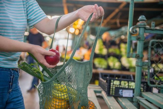 Koronavirsn insana bulamasnn iki yolu olduu bildirilen aklamada, "Virs ancak solunum yolundaki epitel dokuyla bulutuunda vcuda yaylabilir. Bu nedenle bulamann iki temel yolu vardr. Koronavirs tayan bir kimsenin konuma, haprma veya ksrme ile havaya sat damlacklarn solunmas ve zerinde belirli younlukta virs bulunan yzeye dokunularak bunlarn elle az, burun ya da gzdeki yumuak dokuya tanmas. Bu nedenle, virsten korunmann iki temel yolu, bakalarna 2 metre mesafenin korunmas, ortak alanlarda uzun sre bulunulmamas ve ellerin hibir artta az, burun veya gze srlmemesi, gerektiinde doru ekilde ykanmas (her yerine sabun gelecek ekilde ovuturularak 20 saniye) ya da alkol ieren bir solsyonla dezenfekte edilmesi" ifadelerine yer verildi.