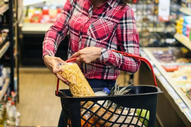 Alnan rnlerin ambalajlarna dokunduktan sonra ellerin doru ekilde ykanmas (her tarafna sabun gelecek ekilde ovuturarak 20 saniye) ya da alkoll bir dezenfektanla (rnein kolonya) temizlenmesi hastalk riskini en aza indirir. Koronavirsn bulama yolu az, burun ve gz epitel dokusudur.