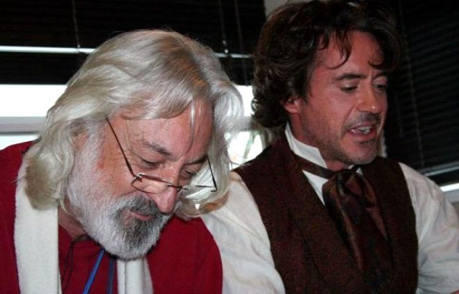 Oyuncu en son Batman filmi iin yldz oyuncu Robert Pattinson'a koluk yapyordu.