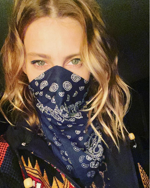 nsal, getiimiz gnlerde bu fotorafn sosyal medya hesabndan "Maskemi yaparm" notuyla yaynlamt.