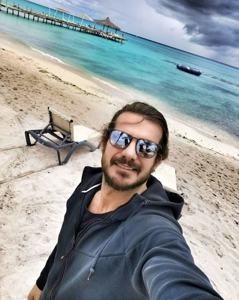 Ei ve kz Lila'y tehlikeye atmak istemeyen Hatipolu, bir sredir izole bir hayat yayordu. Ailesinden ayr kald iin zor gnler yaayan nl isim, karantina sresini doldurdu.