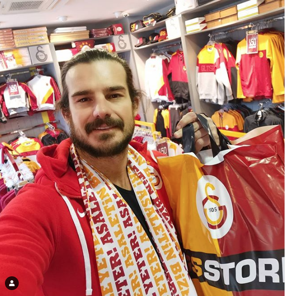 ''Sosyal medya hesabndan bir aklama yapan Hatipolu, "Karantina bitti. Aileme kavutum ok mutluyum. Allah kimseyi sevdiklerinden ayrmasn. Benimki yurtdndan, riski az bir lkeden geldiim iin ev karantinasyd.''