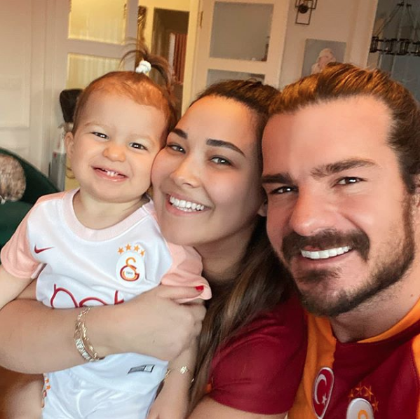 Ailesinden uzak bir yerde karantinada olan Hatipolu, Instagram hesabndan u szlerle yaad duygular anlatmt:    "Herkese selam, 10 gndr merak edenler olmu. Dominik'ten dndm, karantinadaym. Kendim evimden, ailemden uzakta... Tek zor gelen Gizem ve Lila'dan uzak olmak. ok kr iyiyim.''