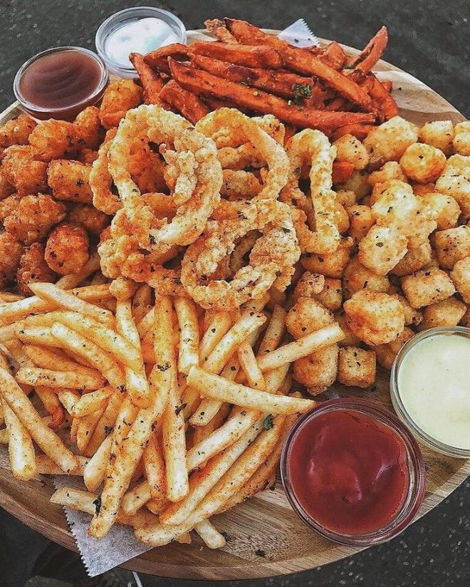 Kzarm Yiyecekler<br>  Bir partiden kalan kzartlm yiyecekleriniz varsa, en iyisi bunlar buzdolabna koymaktr.Ancak bir daha uzun sre yemei dnmyorsanz buzlua deil pe atn. Kzartlarak zaten zararl hale gelen yiyeceklerin dondurulup yeniden stlmas kanserojen etkiyi kat be kat arttrr.