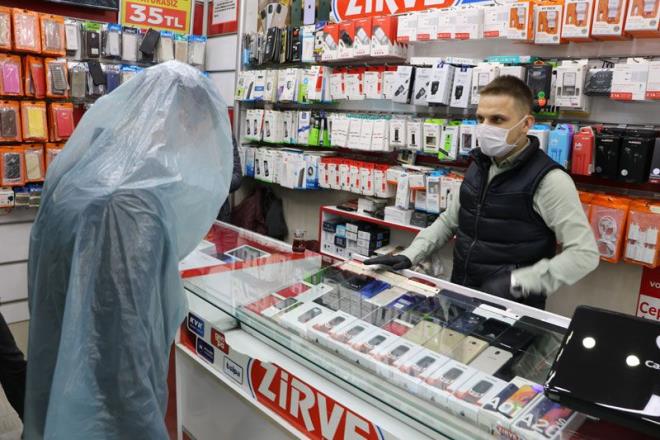 Herkese tavsiye etti<br>    Okur, &#8220;Korona virsten korunmak iin bu ekilde giyiniyorum. p poetini her gn deitiriyorum ve herkese tavsiye ederim. Herkes evinde kalsn kmasn sokaklara kendi ve ailesi iin&#8221; diye konutu.