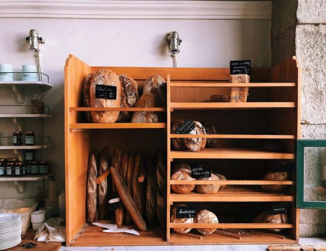 eitli nedenlerle ekmein ierdii suyun buharlaarak sakland poet ierisinde birikmesi kflenmeyi hzlandrabilir. Bu durumda ekmein sakland poet deitirilmeli ya da ekmek temiz bir kt havluya sarlarak saklanmaldr.