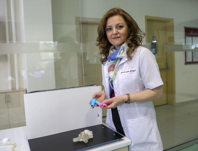 "METM tm ihtiyac karlayabilecek durumda"  <br>    Glhane Medikal ve Tasarm retim Merkezi (METM) Mdr Prof. Dr. Simel Ayyldz, aparatlarn 3 boyutlu yazc kullanlarak yapldn kaydetti. Yeni tip koronavirs vakalarnn artt lkelerde solunum cihaznn da birden fazla hastada kullanlmasna ihtiya duyulduunu belirten Ayyldz, yle devam etti: