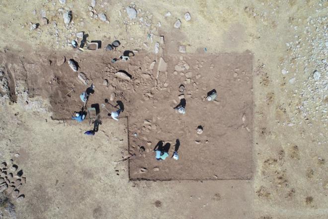 Her gn yerli ve yabanc turistlerin ziyaret ettii Gbeklitepe'ye alternatif olan Karahantepe 'T' eklinde 250 dikilitan toprak altndan gn yzne karlmas heyecanla bekleniyor.