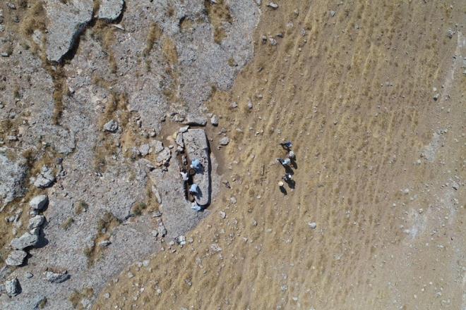 3 YIL NCE YZEY ALIMASINA BALANILDI<br>    Blge halknca 'Keilitepe' olarak da bilinen alanda, Kltr ve Turizm Bakanl'nn himayesinde stanbul niversitesi Tarih ncesi Arkeolojisi Ana Bilim Dal ve Karahantepe Kaz Bakan Prof.Dr. Necmi Karul bakanlnda 3 yl nce 'Gbeklitepe Kltr ve Karahantepe Kazlar' Projesi kapsamnda yzey aratrma almas balatld. Bu aratrmalarda UNESCO Dnya Miras Listesi'nde yer alan Gbeklitepe'deki yaplara benzeyen ve ilk belirlemelere gre neolitik dneme ait 'T' biiminde dikili talar tespit edildi.