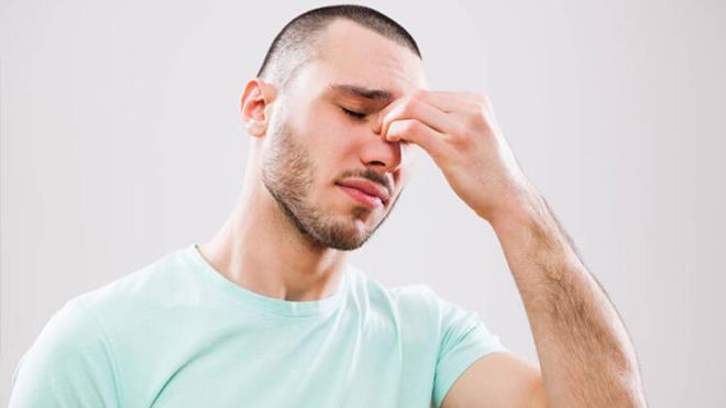 1-Sinzit ameliyat olsa da iyilemez  <br>  Sinzit cerrahilerinin amac et bymesi gibi burun iini daraltan patolojileri ameliyat ile ortadan kaldrmak, ayn zamanda sins azlarn genileterek sinslerin kendini temizlemesini salamaktr. Kronikleen hastalar cerrahi ilem sonrasnda kronik sinzitten kurtulur ancak daha az olmakla birlikte akut sinzit ataklar geirebilir. Bu ataklar da normal salkl bireyler gibi antibiyotik tedavisiyle iyileir.