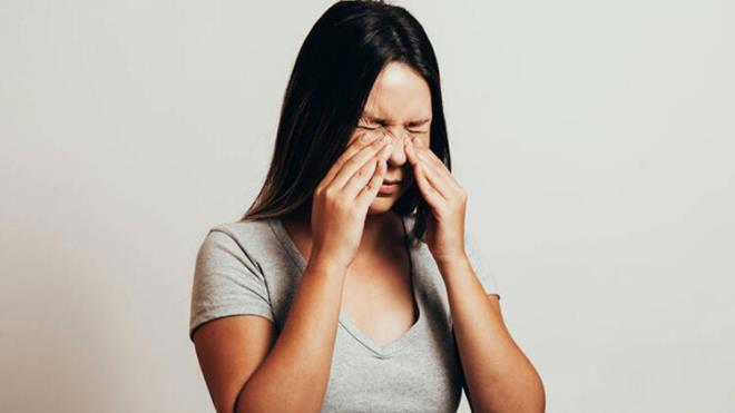 4-Ac yemek sinzite iyi gelir<br>  Biberin iinde bulunan kapsaisin denilen bir etken madde vcutta birok metabolik olay etkilerken ayn zamanda vcutta adrenalin sentezini artrr. Bu da normalde burun ac olarak kullanlan burun spreylerinin yapt ilevi yapmas anlamna gelir. Bu anlamda ac biberin sinzitte ve gribal enfeksiyonlarda etkili bir besin olduu sylenebilir. Ancak ar tketmek ciddi mide hastalklarna, hemoroide ve birok baka hastala zemin hazrlayabilir.