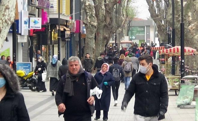 NER 5: KEND SOKAA IKMA YASAINIZI KENDNZ ALIN  <br>  Sevgili halkmz, Bize de den grevler var:<br>    BR: &#8220;Panik yok, tedbir var&#8221; kuralna harfiyen uyalm. Stres, korku, tela kadar vurdumduymazlk ve aymazln da tehlikeli olduunu unutmayalm.<br>    K: Medeni mesafeyi, yani en yaknnzdaki biriyle en az bir metre uzakta kalma meselesini ciddiye alalm.  <br>  : ok ciddi bir ihtiya olmadka evimizde kalalm. Mmknse sadece manav/pazar, market ve eczanelerle snrlayalm. Bu srelerde de eldiven deil, maske kullanalm.<br>    DRT: Evde izolasyon ve sosyal mesafe kurallarn da ihmal etmeyelim. Evimizde tayc ya da hasta biri varsa koruyucu nlemleri maksimum seviyede tutalm, adeta ad konmam bir &#8216;evde karantina&#8217;ya dntrelim. El ykama meselesini el temizlii haline getirelim. El-yz temasn minimuma indirelim.  <br>  BE: Devletten sokaa kma yasa ilan etmesini beklemek yerine biz kendimiz byle bir yasak yrrlkteymi gibi davranalm ama bu arada evimizi huzurlu, keyifli, neeli hogrl &#8216;sosyal bir cennet&#8217; yapmay da unutmayalm. Bilelim ki her gecenin elbet bir sabah vardr. O sabah abuklatrmaksa bize baldr.